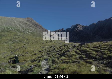 Une figure en faux qui se balade dans un paysage au-delà de la comparaison Banque D'Images