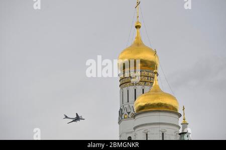 Moscou, Russie. 09e mai 2020. L'aviation russe survole le Kremlin à l'occasion du 75e anniversaire de la victoire sur l'Allemagne nazie de la deuxième Guerre mondiale, au Kremlin le 9 mai 2020 à Moscou, en Russie. Le défilé militaire et le rassemblement annuels du jour de la victoire ont été annulés en raison de la pandémie du coronavirus. Credit: Alexei Druzhinin/Kremlin Pool/Alay Live News Banque D'Images