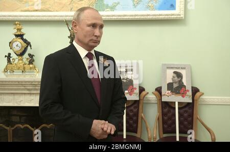 Moscou, Russie. 09e mai 2020. Le président russe Vladimir Poutine s'adresse au rassemblement du régiment d'Immortal lors du 75e anniversaire de la victoire sur l'Allemagne nazie de la Seconde Guerre mondiale, au Kremlin le 9 mai 2020 à Moscou, en Russie. Le défilé militaire et le rassemblement annuels du jour de la victoire ont été annulés en raison de la pandémie du coronavirus. Credit: Alexei Druzhinin/Kremlin Pool/Alay Live News Banque D'Images