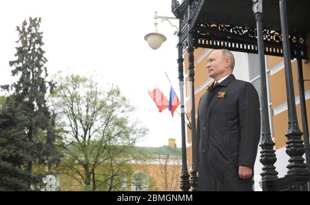 Moscou, Russie. 09e mai 2020. Le président russe Vladimir Poutine regarde l'avion effectuer un survol lors du 75e anniversaire de la victoire sur l'Allemagne nazie de la Seconde Guerre mondiale, au Kremlin le 9 mai 2020 à Moscou, en Russie. Le défilé militaire et le rassemblement annuels du jour de la victoire ont été annulés en raison de la pandémie du coronavirus. Credit: Alexei Druzhinin/Kremlin Pool/Alay Live News Banque D'Images