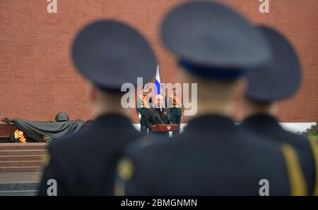 Moscou, Russie. 09e mai 2020. Le président russe Vladimir Poutine prononce un discours pour souligner le 75e anniversaire de la victoire sur l’Allemagne nazie de la Seconde Guerre mondiale, à la tombe du soldat inconnu le long du Kremlin le 9 mai 2020 à Moscou, en Russie. Le défilé militaire et le rassemblement annuels du jour de la victoire ont été annulés en raison de la pandémie du coronavirus. Credit: Alexei Druzhinin/Kremlin Pool/Alay Live News Banque D'Images
