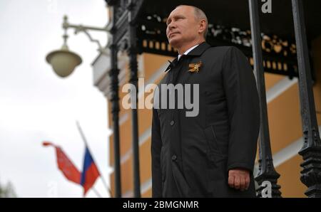 Moscou, Russie. 09e mai 2020. Le président russe Vladimir Poutine regarde l'avion effectuer un survol lors du 75e anniversaire de la victoire sur l'Allemagne nazie de la Seconde Guerre mondiale, au Kremlin le 9 mai 2020 à Moscou, en Russie. Le défilé militaire et le rassemblement annuels du jour de la victoire ont été annulés en raison de la pandémie du coronavirus. Credit: Alexei Druzhinin/Kremlin Pool/Alay Live News Banque D'Images