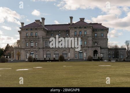 Le manoir historique « The Breakers » de la famille Vanderbilt, le long de la promenade Cliff Walk à Newport, Rhode Island. Banque D'Images