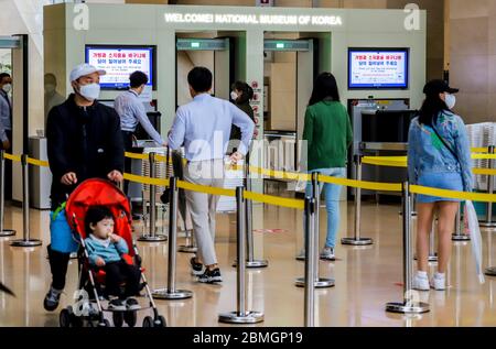 Séoul, Corée du Sud. 9 mai 2020. Les visiteurs entrent au Musée national de Corée, qui a été rouvert le 6 juin, maintenant la distance sociale. Credit: Won-Ki min/ZUMA Wire/Alay Live News Banque D'Images