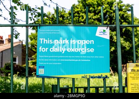 9 mai 2020, Londres, Royaume-Uni - panneau indiquant « ce parc est ouvert pour l'exercice quotidien » au Tower Hamlets Cemetery Park pendant les restrictions gouvernementales de confinement en raison de l'épidémie de coronavirus Banque D'Images