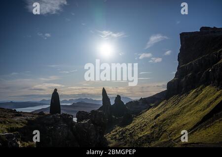 Une figure en faux qui se balade dans un paysage au-delà de la comparaison Banque D'Images
