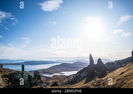 Une figure en faux qui se balade dans un paysage au-delà de la comparaison Banque D'Images