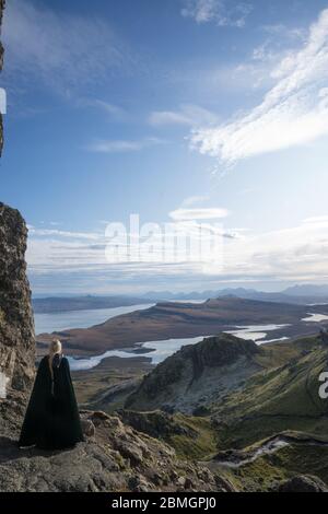 Une figure en faux qui se balade dans un paysage au-delà de la comparaison Banque D'Images