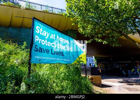 9 mai 2020, Londres, Royaume-Uni - Grande bannière signe dans Mile End avec le slogan 'Stay home. Protéger le NHS. Sauvez des vies. » Banque D'Images