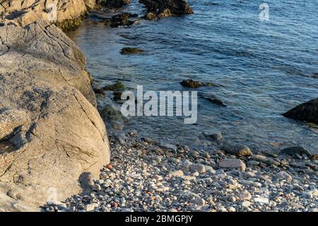 Rocky Beach le long de Cliff Walk à Newport, Rhode Island. Banque D'Images