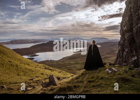 Une figure en faux qui se balade dans un paysage au-delà de la comparaison Banque D'Images