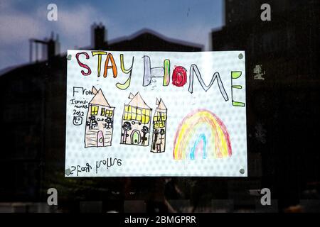 9 mai 2020, Londres, Royaume-Uni - affiche de séjour tirée par un enfant suspendu à la porte d'une pharmacie à Stepney Banque D'Images