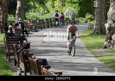 Les membres de l'exercice public dans les jardins botaniques de Glasgow alors que le Royaume-Uni continue à être verrouillé pour aider à freiner la propagation du coronavirus. Banque D'Images