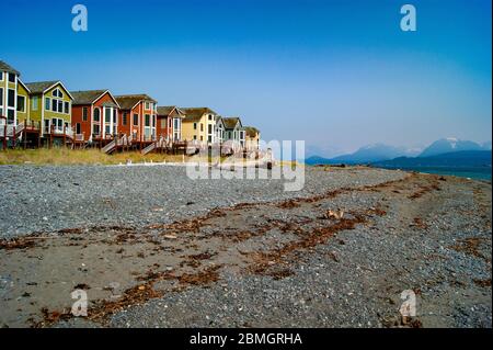 Maisons colorées près de la plage en face de quelques montagnes Banque D'Images