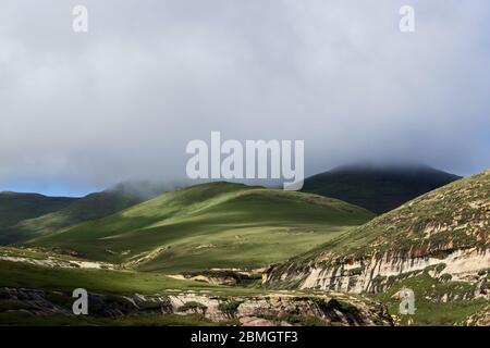 Début de matinée, la brume commence à s'élever révélant les montagnes couvertes d'herbe du Drakensberg dans le parc national du Golden Gate, en Afrique du Sud Banque D'Images