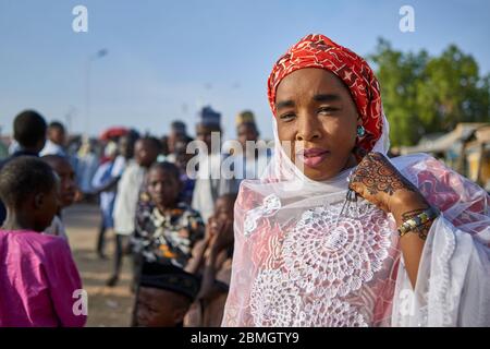 Femme a parée dans la robe de fête et les mains décorées avec le henné dans les rues de Gumel pendant la célébration d'un durbar. Un durbar est une célébration i Banque D'Images