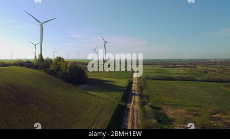 Tours de ferme éolienne entourées de champs agricoles dans la campagne polonaise. Pomerania, Pologne. Banque D'Images