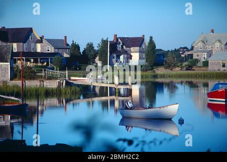 Un matin d'été sur Snug Harbor à West Falmouth, ma. Les réflexions sur l'eau et les cottages du port créent une mémoire paisible de Cape Cod. Banque D'Images