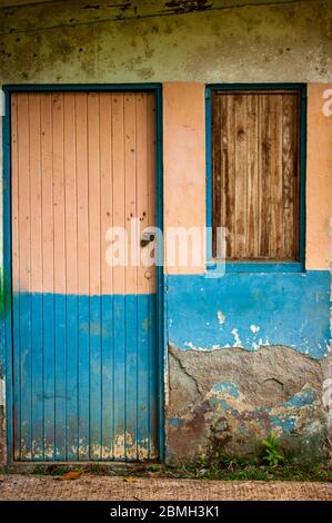 Derilict Hut bleu et orange Banque D'Images