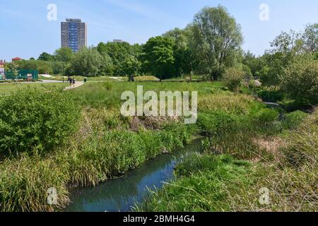 Terrain de loisirs en bateau et rivière Moselle, en direction de Broadwater Farm Estate, Tottenham, Londres Banque D'Images