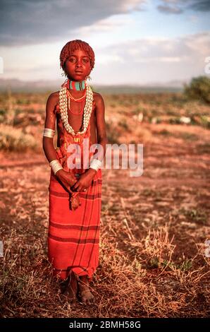 Jeune fille Hamer au coucher du soleil dans le village de Gabo. Banque D'Images