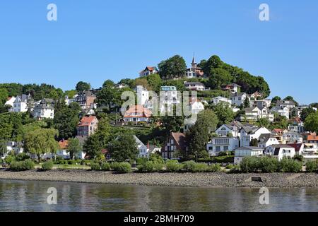 Vue depuis l'Elbe sur le quartier des escaliers de Blankenese Banque D'Images