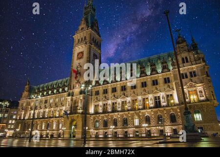 Hôtel de ville de Hambourg sous ciel étoilé Banque D'Images