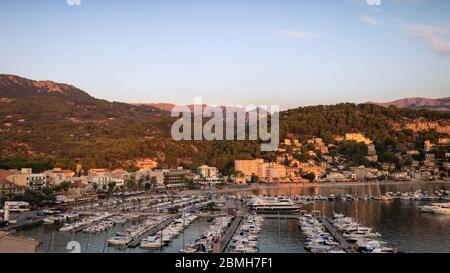 Port de Soller, Espagne - 23 août 2018 : vue sur la baie de Port de Soller sur l'île des baléares de Majorque (Majorque), Espagne au lever du soleil contre le bleu sk Banque D'Images