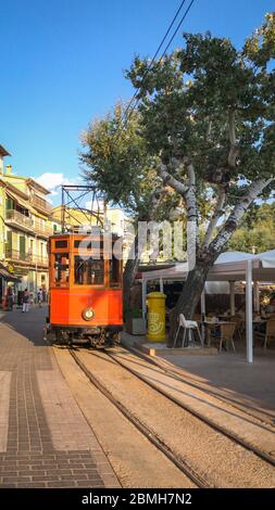 Port de Soller, Espagne - 23 août 2018 : tramway traversant Port de Soller sur l'île des baléares de Majorque (Majorque) Banque D'Images