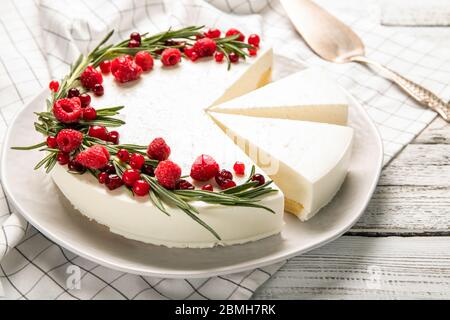 Assiette avec délicieux cheesecake à la framboise. Sur fond en bois Banque D'Images