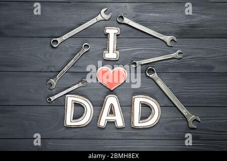 Concept de fête des pères heureux. Cookies sur fond noir. Texte j'aime papa. Banque D'Images