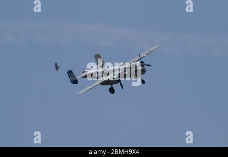 Un B-25 Mitchell de la deuxième Guerre mondiale vient pour l'approche finale alors qu'il se termine un vol commémorant le 75e anniversaire de la Journée VE Banque D'Images