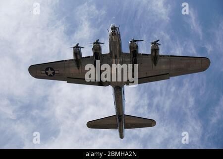 B-17 Forteresse volante approche finale Banque D'Images