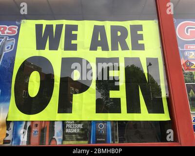 9 mai 2020. Twickenham, Londres. ROYAUME-UNI. Nous sommes de nouveau ouverts aux affaires. Une succursale de vente d'outils et de bricolage de « Machine Mart » utilise une affiche à fenêtre pour annoncer qu'elle a rouvert ses portes aux clients dans le cadre de l'ouverture de l'économie après le verrouillage dû à la pandémie de coronavirus COVID-19 qui a balayé le Royaume-Uni et le reste du pays le monde. David Gee / Alamy Live News Banque D'Images