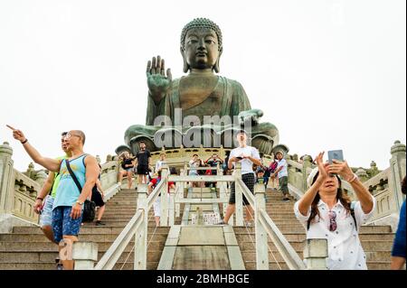 Tian Tan Big Buddha sur l'île de Lantau, Hong Kong avec des touristes Banque D'Images