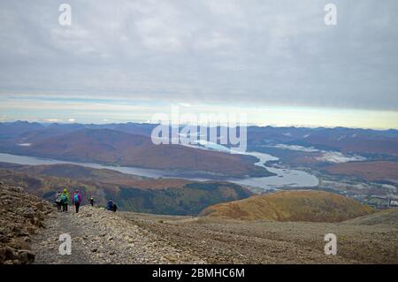 Marcheurs sur le chemin touristique avec vue sur le Loch Linnhe et le Loch Eil sur Ben Nevis Banque D'Images