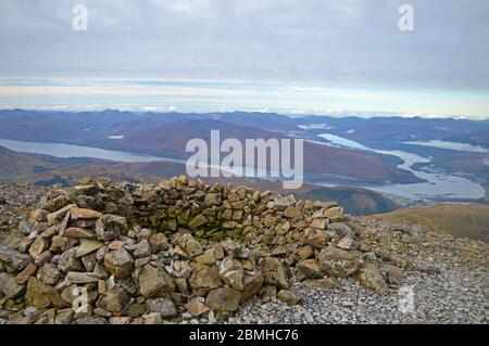 Refuge de vent avec vue sur le Loch Linnhe et le Loch Eil depuis le chemin touristique de Ben Nevis Banque D'Images