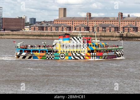 Mersey River ferry 'Snowdrop' dans la décoration éblouissante conçue par Sir Peter Blake contre les gratte-ciel de Liverpool. Banque D'Images