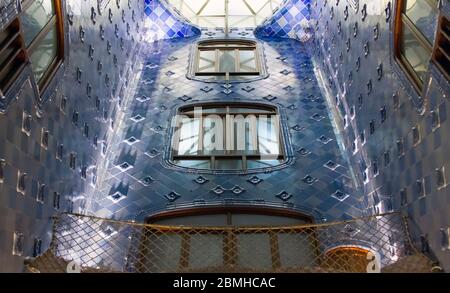 BARCELONE, CATALOGNE/ESPAGNE - FÉVRIER 2020 : détail de la fenêtre et des carreaux de couleur à la Casa Batló, conçu par Antonio Gaudí Banque D'Images