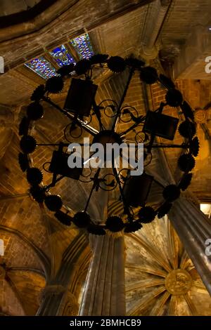 Chandelier dans un cloître de la Cathédrale Sainte-Croix et de Saint Eulalia, ou Cathédrale de Barcelone Banque D'Images