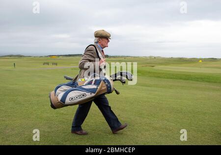 19 mai 2016 : Club de golf de Muirfield, East Lothian. Membre de Muirfield à l'extérieur du pavillon de l'honorable Compagnie des golfeurs d'Édimbourg, Muirfield. Banque D'Images