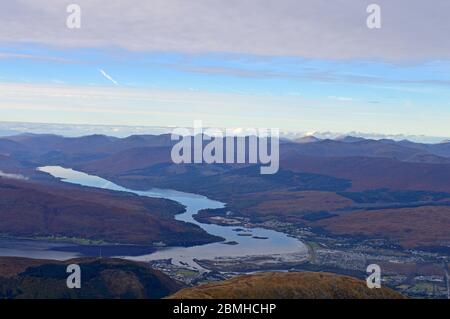 Vues vers le Loch Linnhe, le Loch Eil et le fort William depuis le chemin touristique de Ben Nevis Banque D'Images