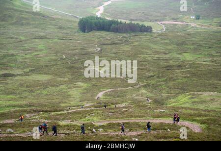 Caledonian Challenge 2016, Walkers on the Devils Staircase, partie de West Highland Way, Glencoe, Écosse. Banque D'Images