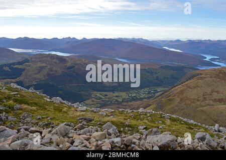 Vue sur le Loch Linnhe et le Loch Eil depuis le chemin touristique de Ben Nevis Banque D'Images