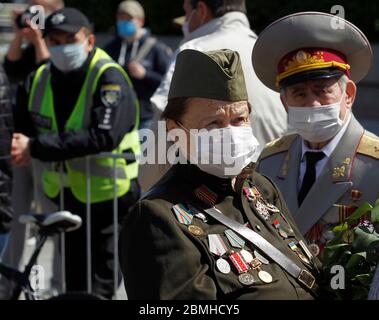 Kiev, Ukraine. 9 mai 2020. Les Ukrainiens portent des fleurs à la tombe du Soldat inconnu lors de la célébration du jour de la victoire à Kiev, en Ukraine. Les Ukrainiens marquent le 75e anniversaire de la victoire sur l'Allemagne nazie dans la deuxième guerre mondiale, dans le contexte de l'épidémie de coronavirus COVID-19 en Ukraine. Crédit : Serg Glovny/ZUMA Wire/Alay Live News Banque D'Images