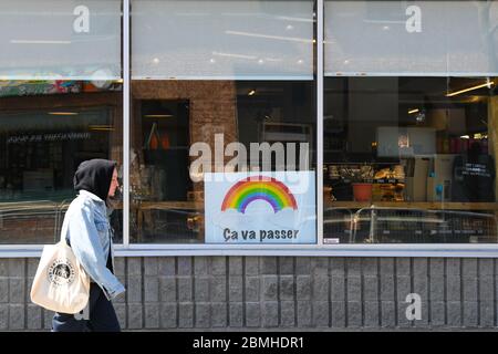 Personne marchant devant un magasin avec un arc-en-ciel d'espoir de 19 covid qui s'en tire , Montréal Canada Banque D'Images