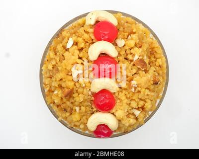 Vue de dessus d'un plat sucré indien - (Halwa d'oeuf) isolé sur UN fond blanc - Londres Banque D'Images