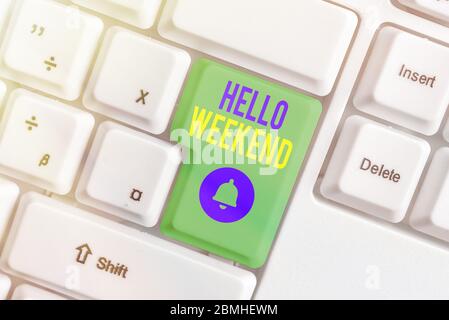 Texte d'écriture Bonjour week-end. Photo conceptuelle escapade aventure vendredi invitation à la détente positivité Banque D'Images