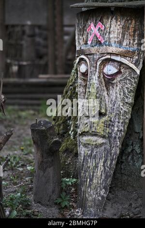 grand masque en bois près de l'arbre. Banque D'Images