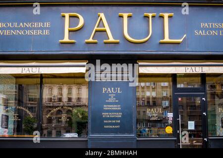 Bucarest/Roumanie - 05.07.2020: Logo et entrée de la boulangerie Paul. Pâtisserie et café situé sur la place Romana (Piata Romana), Bucarest. Banque D'Images